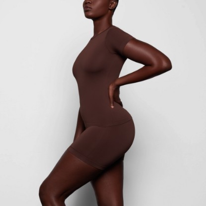 SOFT SMOOTHING T-SHIRT WORN BY A MODEL IN SIDE VIEW