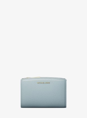صورة Bryant Medium Pebbled Leather Wallet in CHAMBRAY